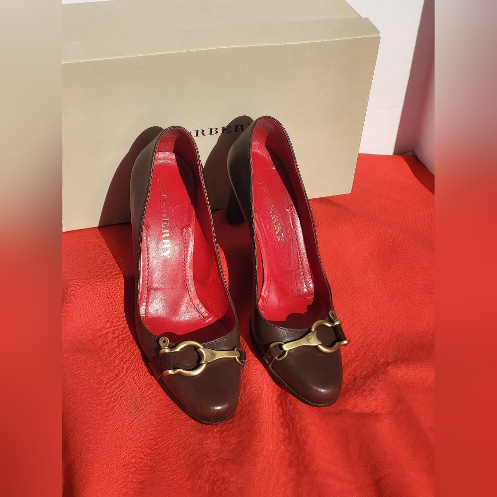 Burberry leather pumps